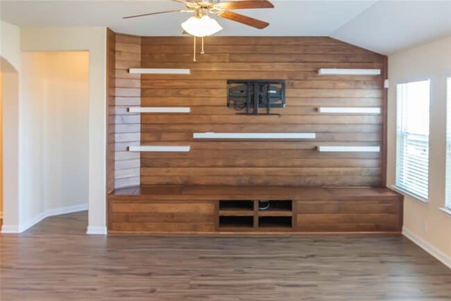 Building Photo - 206 Sassafras St