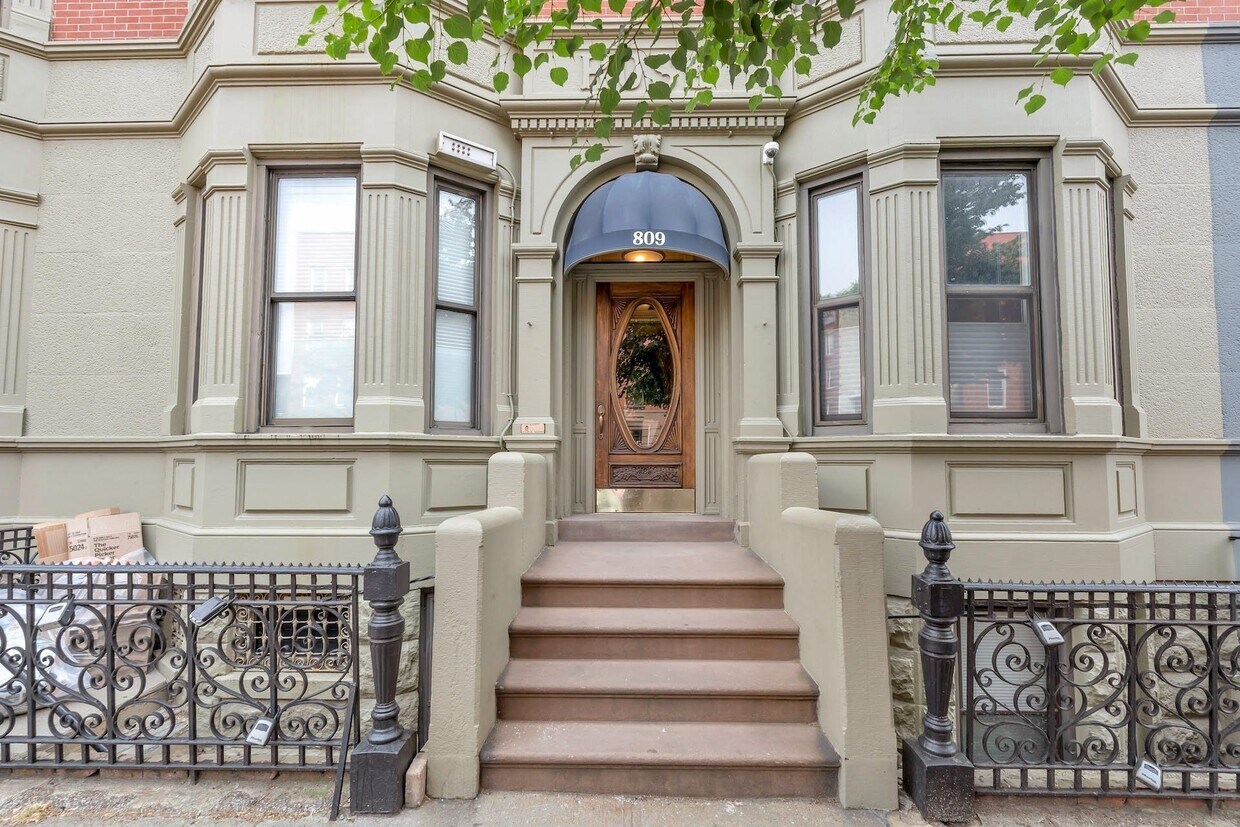 Primary Photo - 809 Washington St