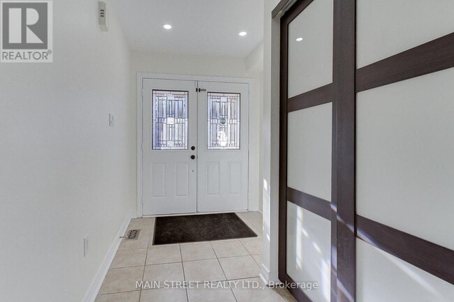 Building Photo - 73 Four Seasons Crescent