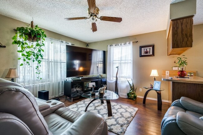 Photo - 3309 Fallmeadow St (Denton, TX) House