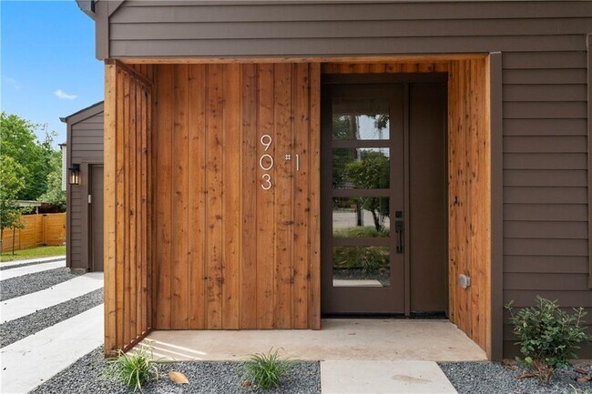 Building Photo - 903 Plateau Cir