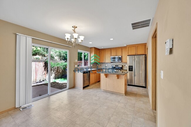 Building Photo - 3 BED & 2.5 BATH TOWNHOUSE FOR RENT