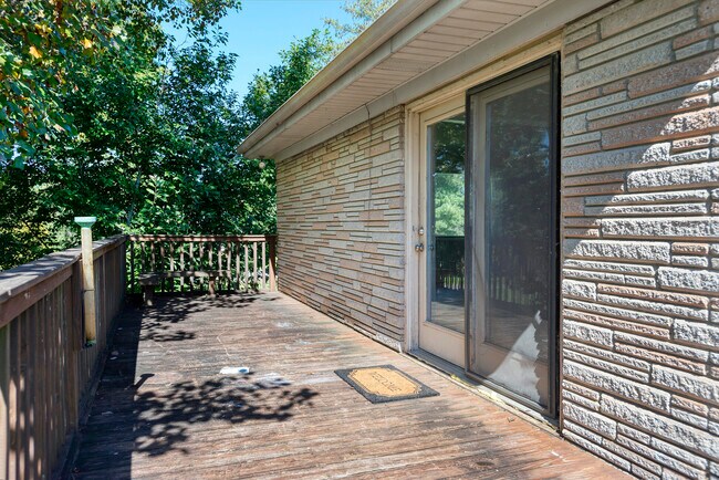 Upper level deck - 5760 Saundersville Rd