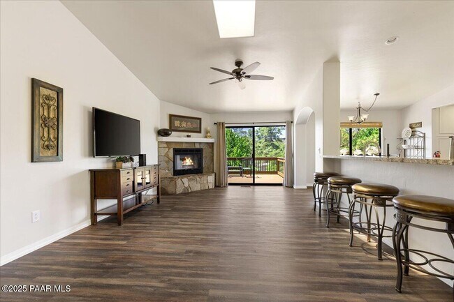 Building Photo - 1844 Foothill Dr