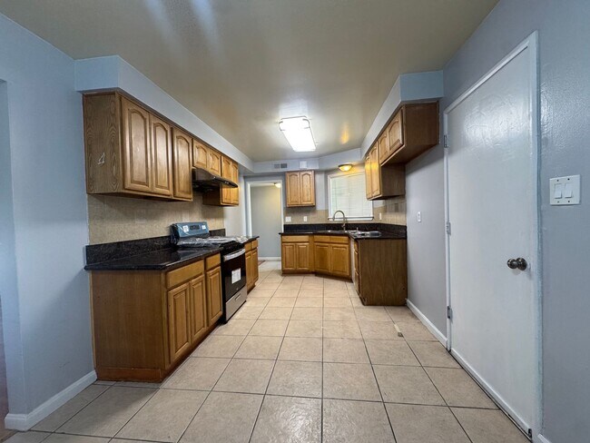 Foto del edificio - Beautiful single-story home with 4 bedroom...