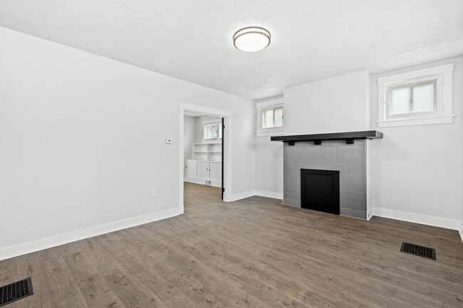 Building Photo - SCORE 1ST MONTH'S RENT FREE IF SIGNED BY JULY 31! Spectacular 3 bedroom home in Carrick available...