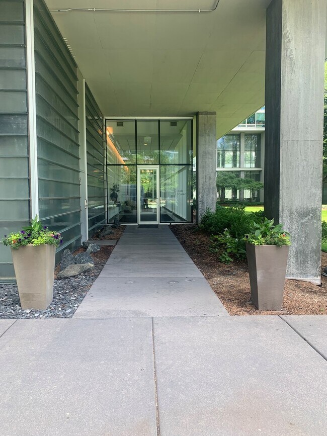 Foto del edificio - 9655 Woods Dr