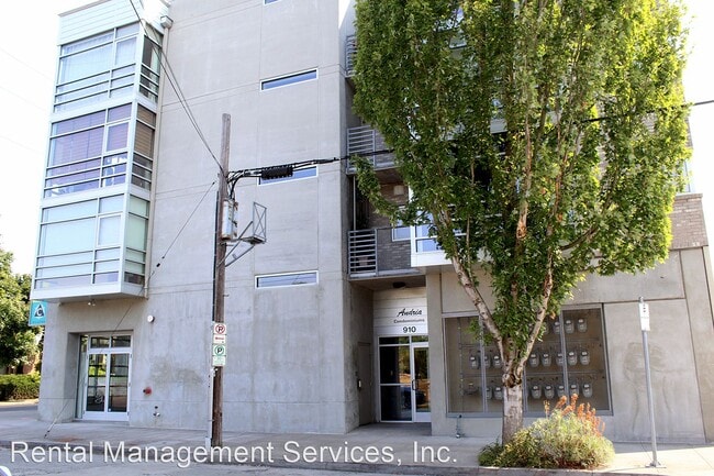 Building Photo - Studio, 1 bath House - 910 SE 42nd Ave #34...