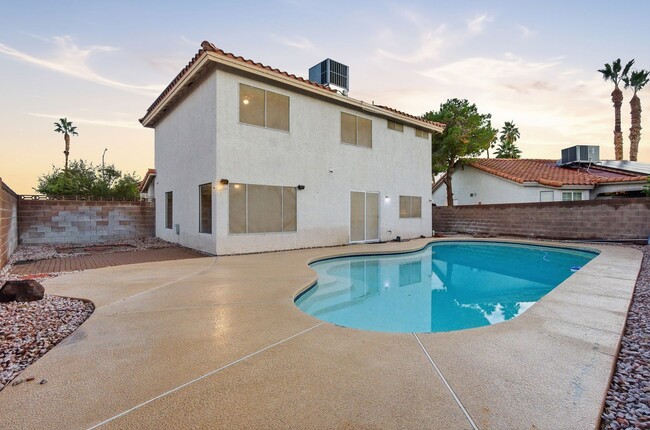Foto del edificio - Beautiful 4 Bedroom Home with a Pool in Whitney Ranch!