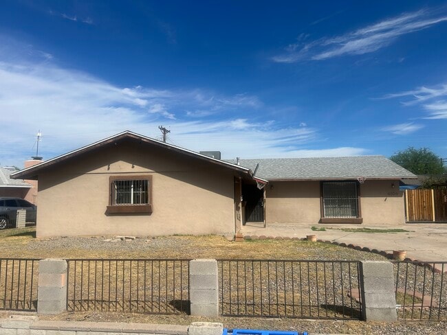 Building Photo - 6106 W Clarendon Ave