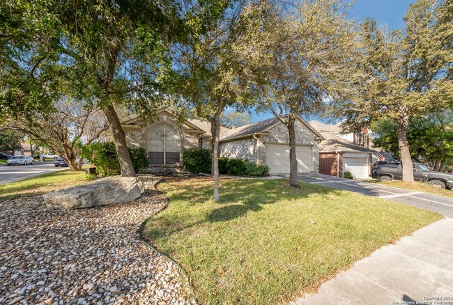 Building Photo - 3/2/2 Beauty on a Corner Lot in Knollcreek