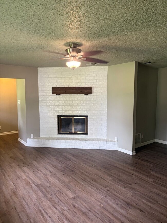 Building Photo - Charming Chalk Bluff Home