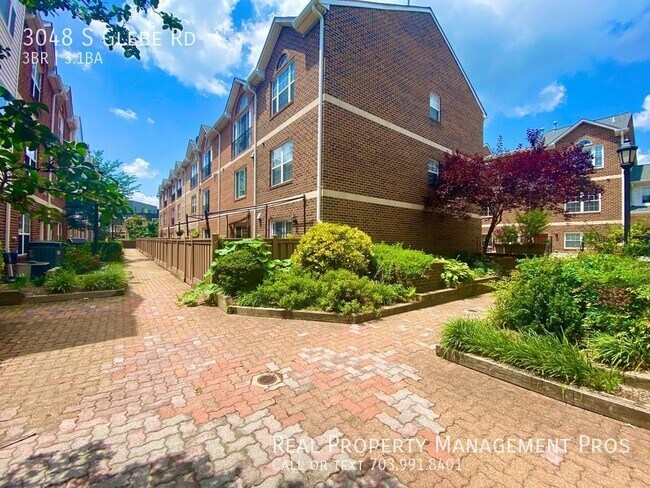 Photo - 3048 S Glebe Rd Townhome
