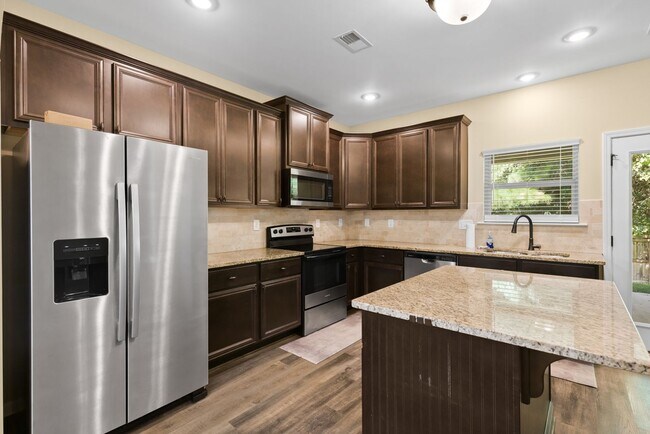 Foto del edificio - Spacious 5BR Home with Huge Fenced Backyard in The Reserve at Wyndham Gates!