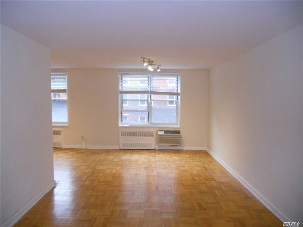 Foto del edificio - 142-05 Roosevelt Ave
