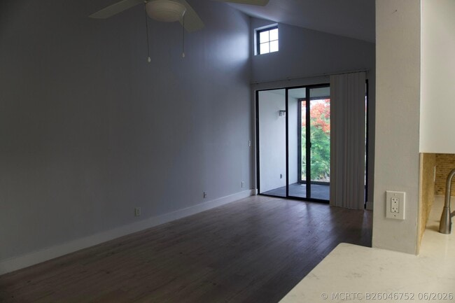 Building Photo - 213 Lake Pointe Dr