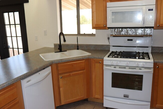 Foto del edificio - 5 Bedroom, 2 Bathroom