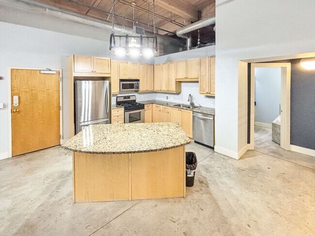 Building Photo - 1 BD/ 1 BA Condo near Mercedes Benz Stadium!