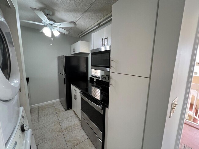 Foto del edificio - 10107 Twin Lakes Dr