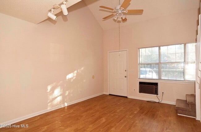 Building Photo - 4109 Spirea Dr