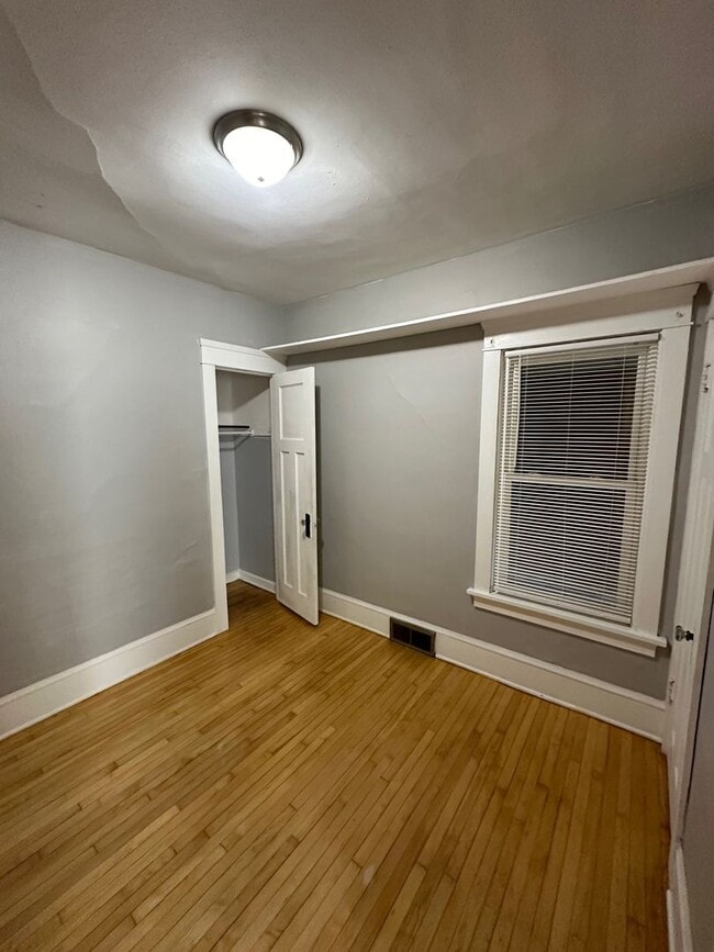 Building Photo - 4 Bedroom Near UWM Campus