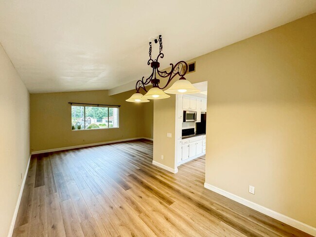 Building Photo - Great 4B/3BA House in Escondido!