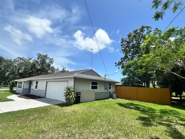 Building Photo - NEWLY RENOVATED 3 BEDROOM 2 BATH HOME- TIL...