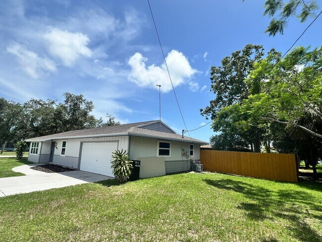 Foto del edificio - NEWLY RENOVATED 3 BEDROOM 2 BATH HOME- TIL...
