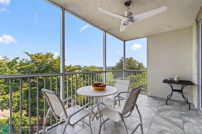 Building Photo - 2901 S Palm Aire Dr
