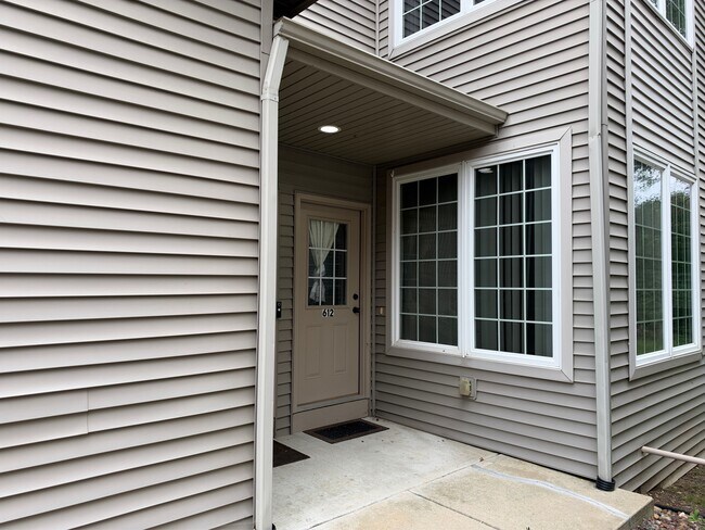 Foto del edificio - 612 Queens Ct