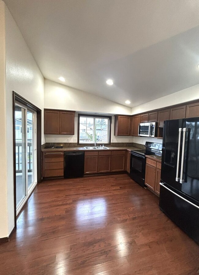 Foto del edificio - Large 4 bedroom 2 bath home