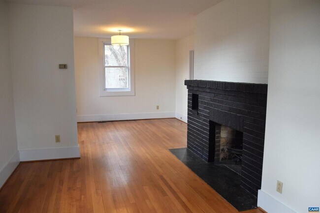 Foto del edificio - 107 Harris Rd