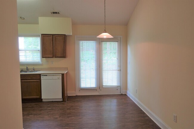 Foto del edificio - 312 Sprucewood Ct