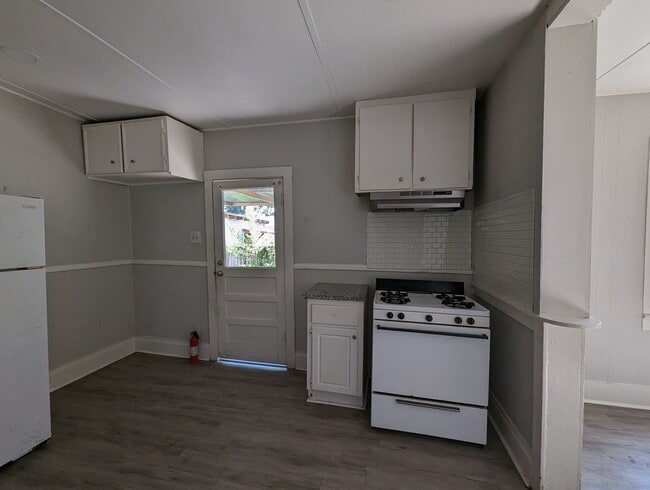 Building Photo - 3 Bed 1 Bath Cozy Home