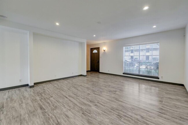 Foto del edificio - 6326 Chevy Chase Dr