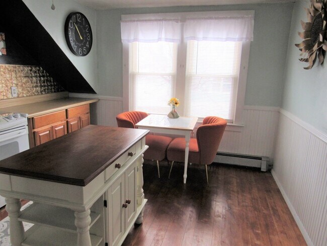 Foto del edificio - 566 Pleasant St