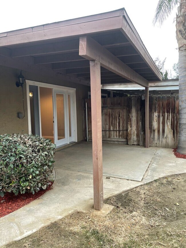 Foto del edificio - Spacious 3 Bedroom Home with Fireplace, Covered Patio and Community Pool in SW Bakersfield