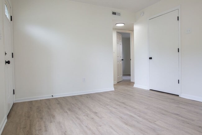 Building Photo - 731 E Deshler Ave