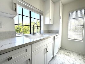 Building Photo - 10930 Summerdale Way