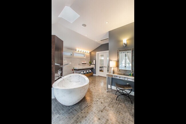 Foto del edificio - Historic Home w/ Modern Charms, Ocean View...