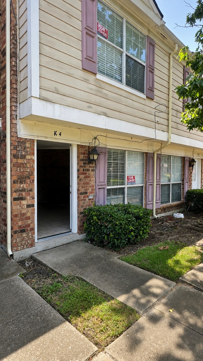 Front Entry - 641 Carriagehouse Ln
