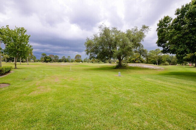Foto del edificio - 9440 Meadowood Dr