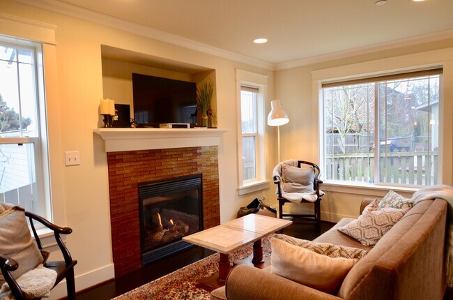 Foto del edificio - 3 Bedroom 2.5 Bath Queen Anne Townhome
