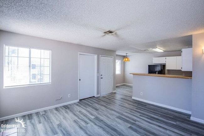 Building Photo - Beautifully Updated 2Bdm 1Ba Unit in a Gated Community