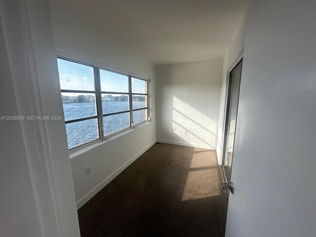 Foto del edificio - 18700 NE 3rd Ct
