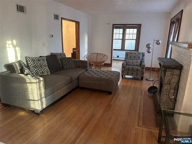 Foto del edificio - 325 Bogert Ave