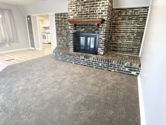 Huge family rm & new carpet - 20 Mesa Rd