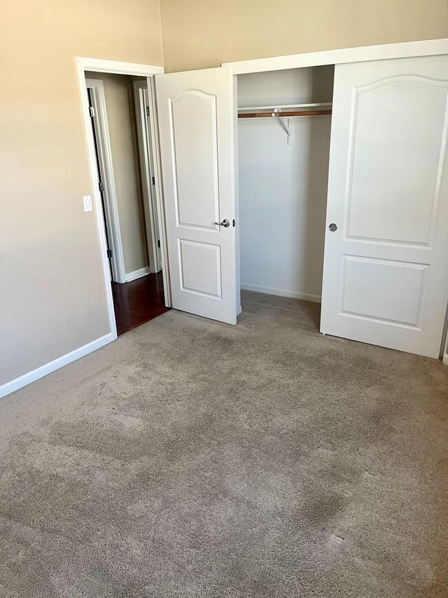 Building Photo - Stunning Two Bedroom Condo Located In Folsom!