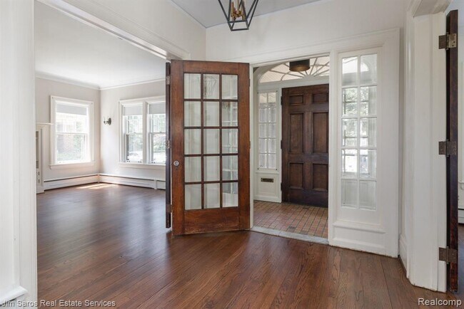 Foyer - 164 Market St
