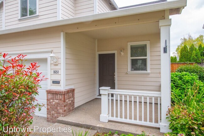 Building Photo - 4 br, 2.5 bath House - 1651 SE Gerhard Dr